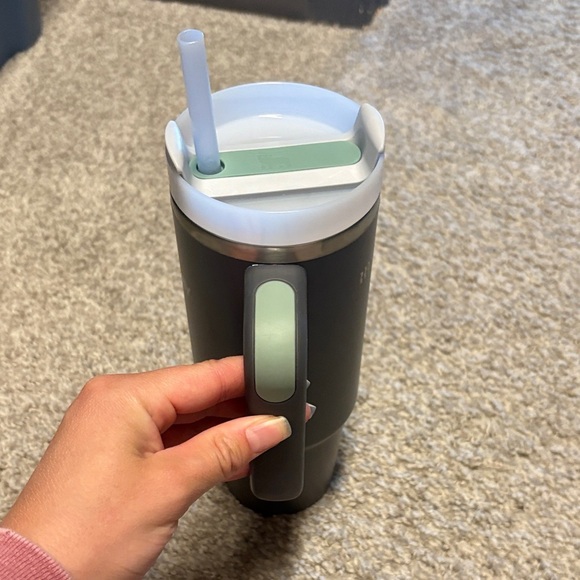 Stanley Matte Tumbler with Handle and Lid in color 'charcoal' 30 ounce - Picture 4 of 8